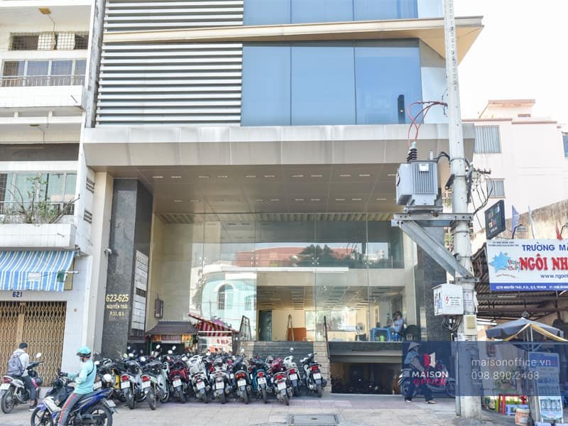 Tòa nhà Việt Thành với khoảng sân rộng rãi từ bên trong văn phòng đến bãi đỗ xe